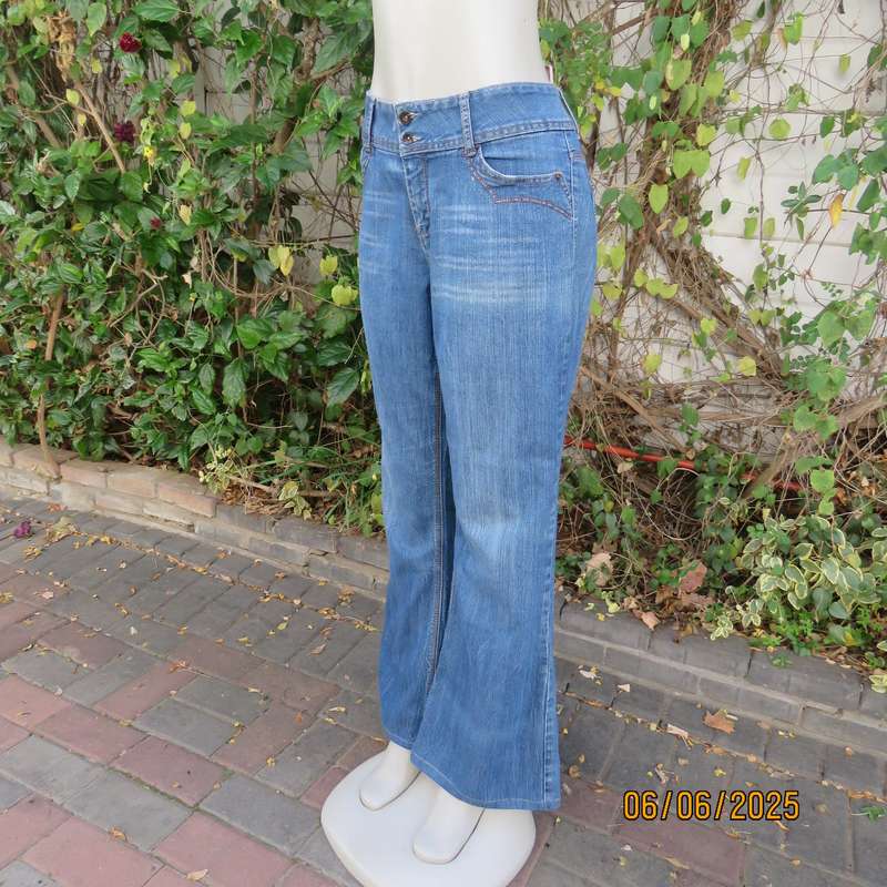 RE bootleg regular rise blue denim jeans with 4 pockets in stretch polycotton. Size 40