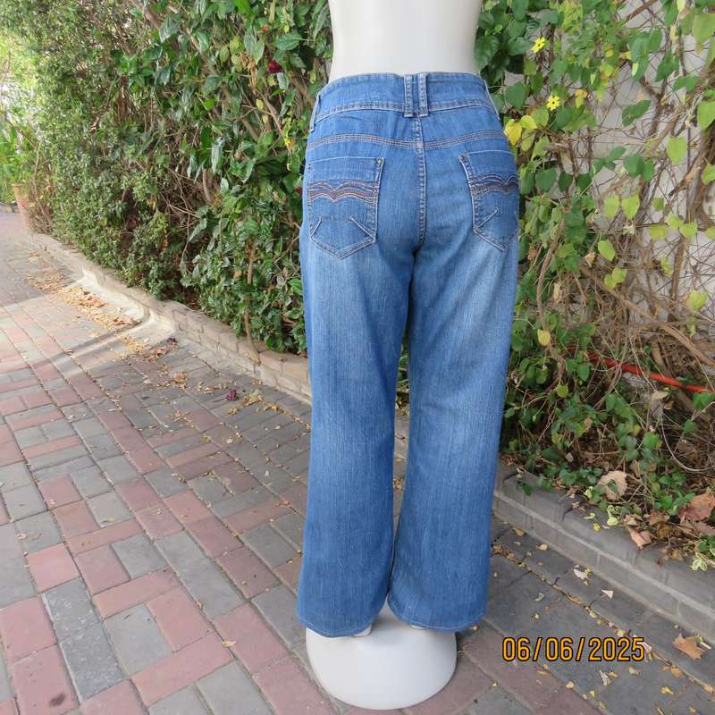 RE bootleg regular rise blue denim jeans with 4 pockets in stretch polycotton. Size 40