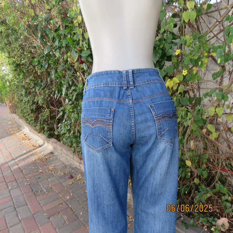 RE bootleg regular rise blue denim jeans with 4 pockets in stretch polycotton. Size 40