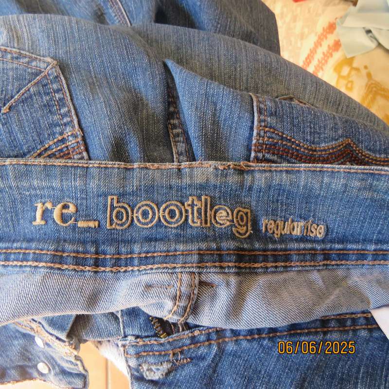 RE bootleg regular rise blue denim jeans with 4 pockets in stretch polycotton. Size 40