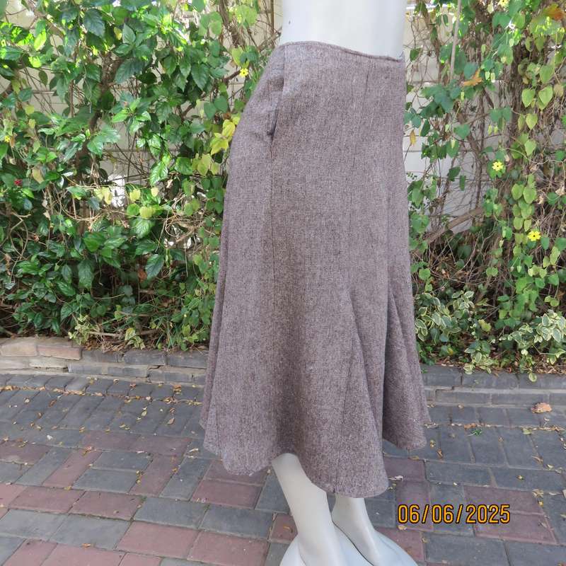Tweed bandless gored paneled skirt in brown-rust-beige. Side pocket. Size 40
