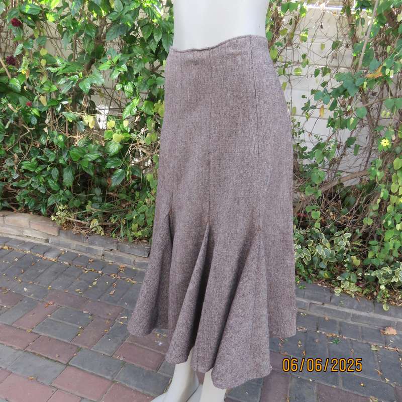 Tweed bandless gored paneled skirt in brown-rust-beige. Side pocket. Size 40