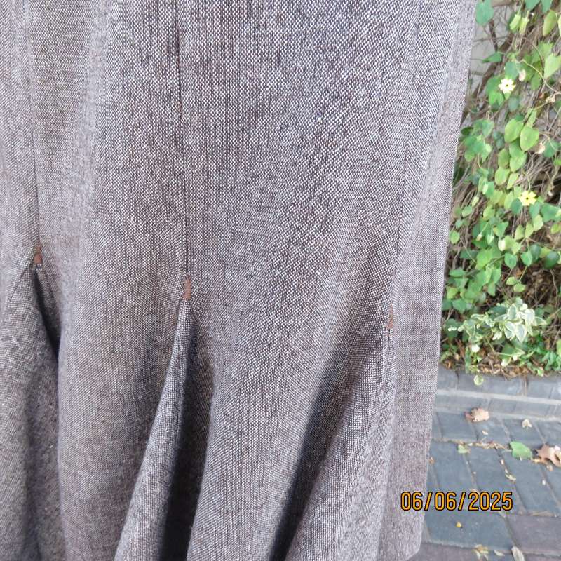 Tweed bandless gored paneled skirt in brown-rust-beige. Side pocket. Size 40
