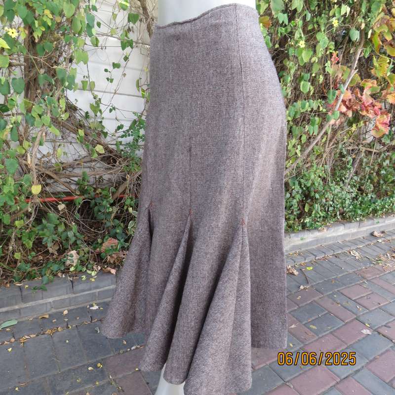 Tweed bandless gored paneled skirt in brown-rust-beige. Side pocket. Size 40
