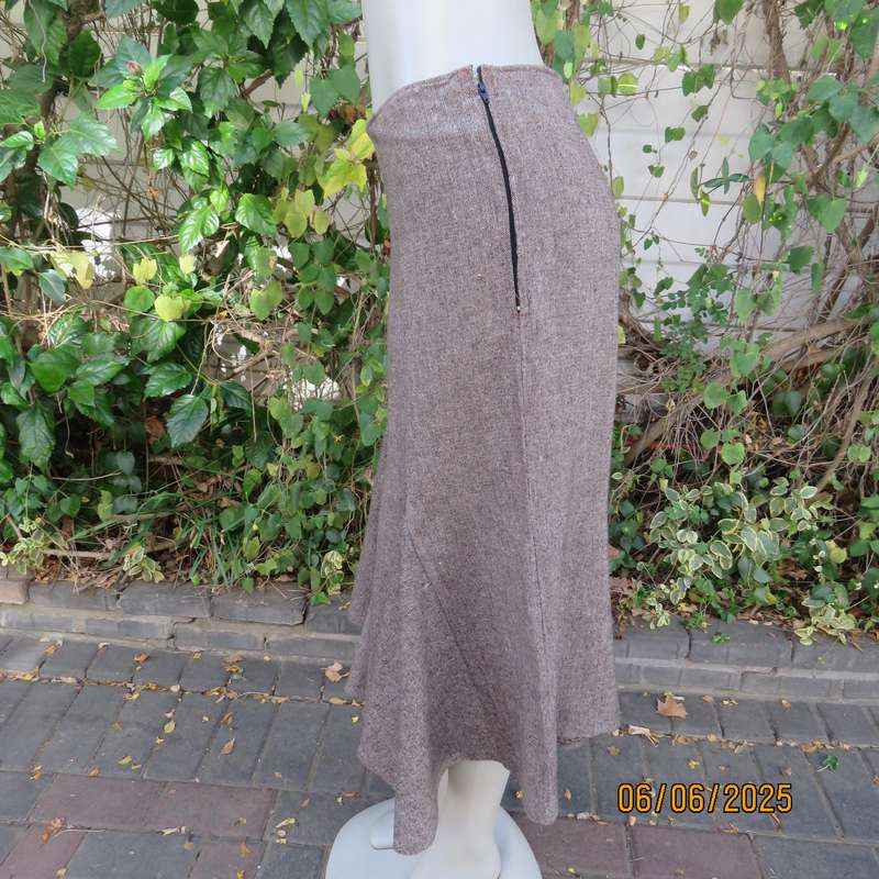 Tweed bandless gored paneled skirt in brown-rust-beige. Side pocket. Size 40