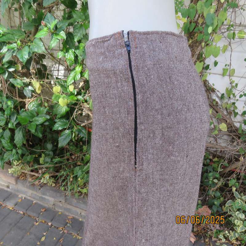 Tweed bandless gored paneled skirt in brown-rust-beige. Side pocket. Size 40