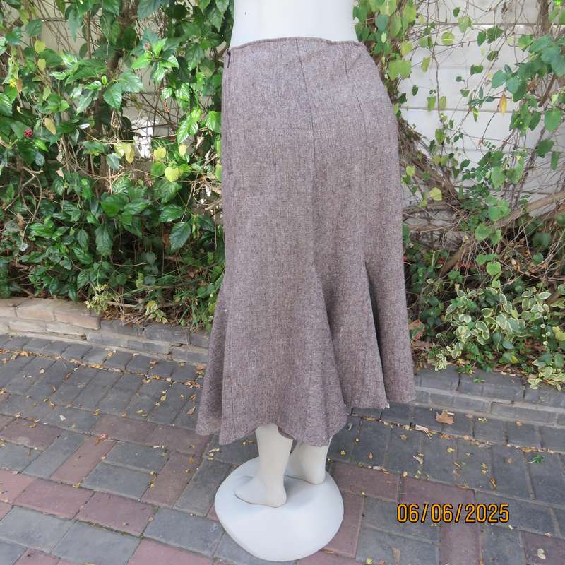Tweed bandless gored paneled skirt in brown-rust-beige. Side pocket. Size 40