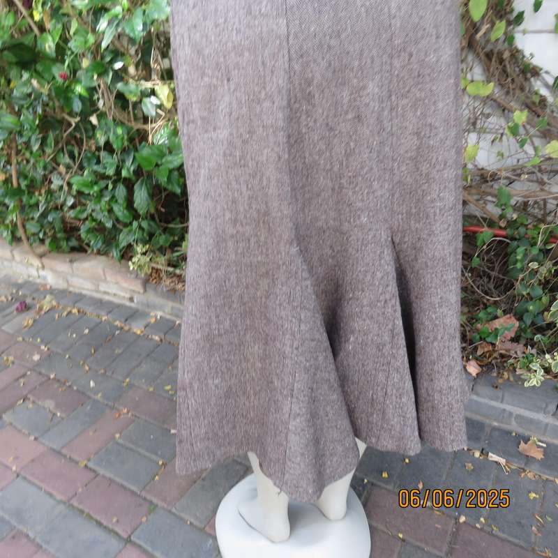 Tweed bandless gored paneled skirt in brown-rust-beige. Side pocket. Size 40