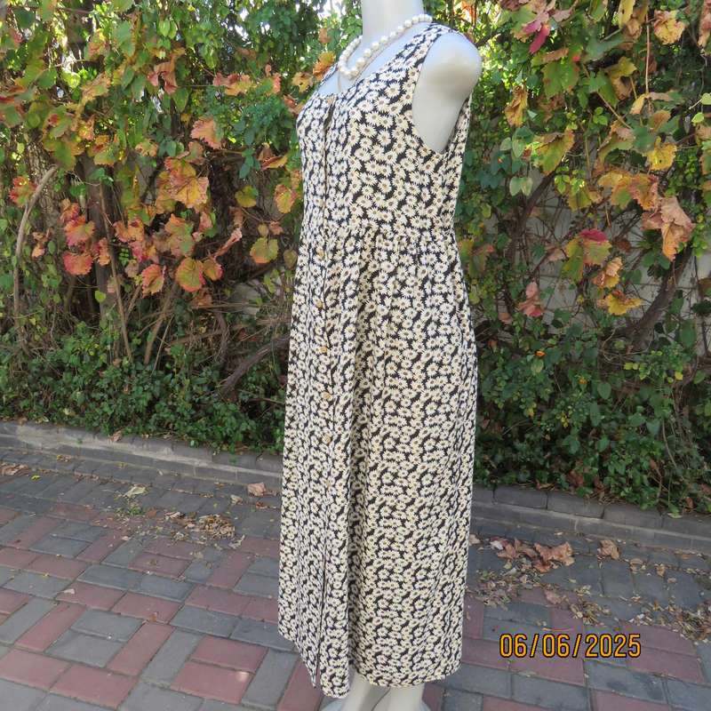 TRUWORTHS sleeveless empire style button down dress with cream daisies. Size 36