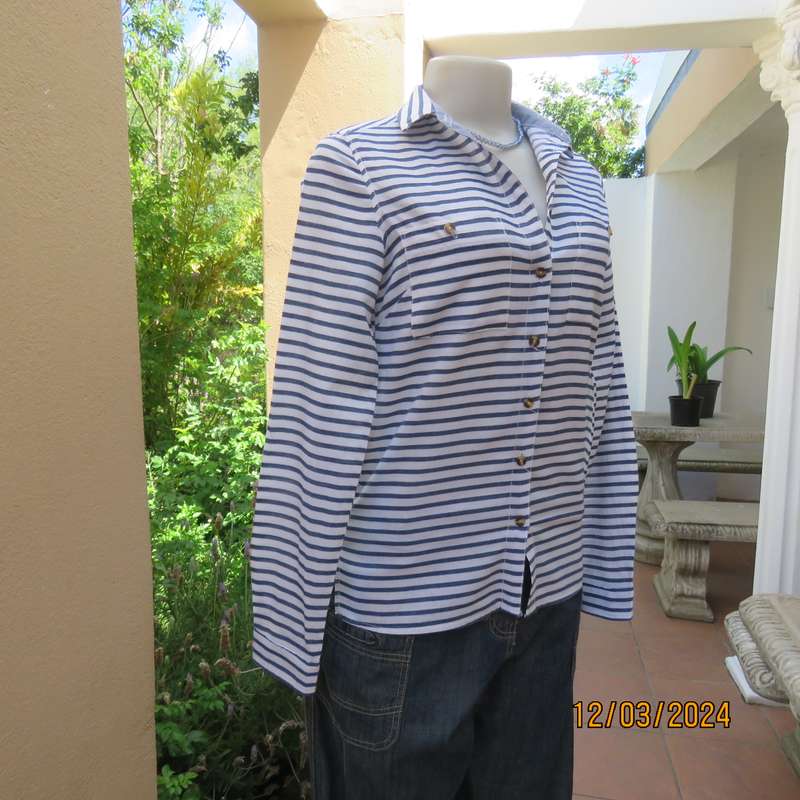 Casual long sleeve 100% cotton white and blue horizontal striped top. Button down-collar. Size 32.