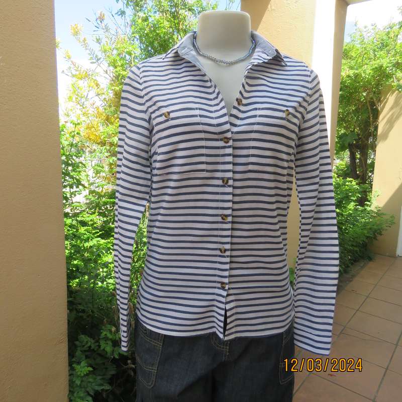 Casual long sleeve 100% cotton white and blue horizontal striped top. Button down-collar. Size 32.