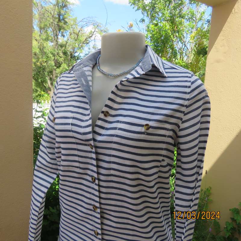 Casual long sleeve 100% cotton white and blue horizontal striped top. Button down-collar. Size 32.