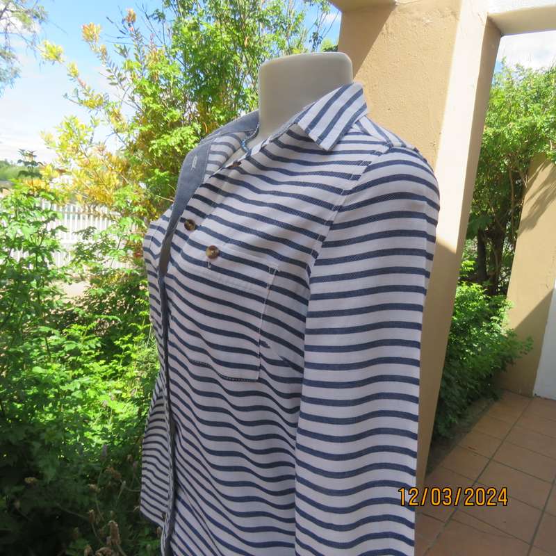 Casual long sleeve 100% cotton white and blue horizontal striped top. Button down-collar. Size 32.