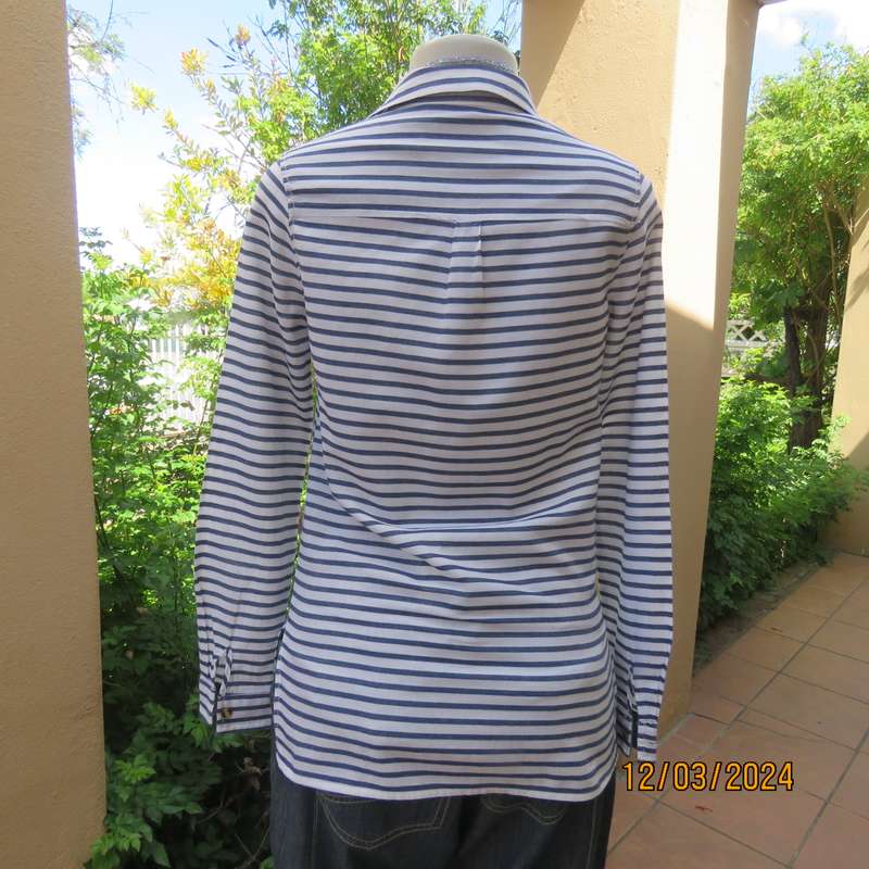 Casual long sleeve 100% cotton white and blue horizontal striped top. Button down-collar. Size 32.