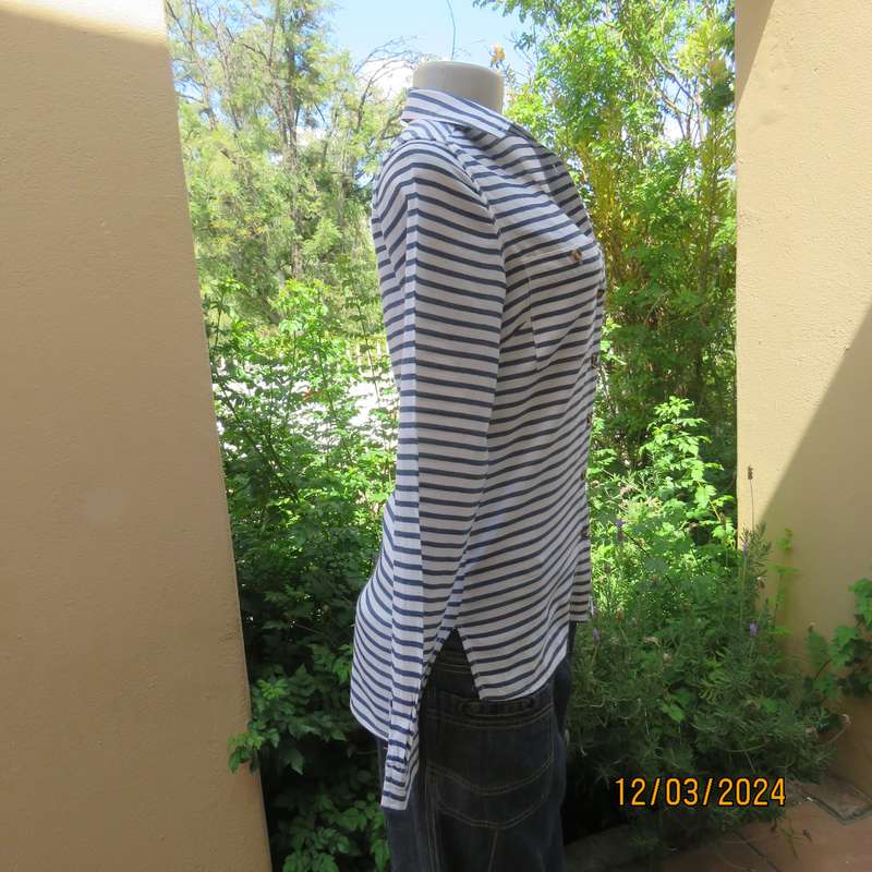Casual long sleeve 100% cotton white and blue horizontal striped top. Button down-collar. Size 32.
