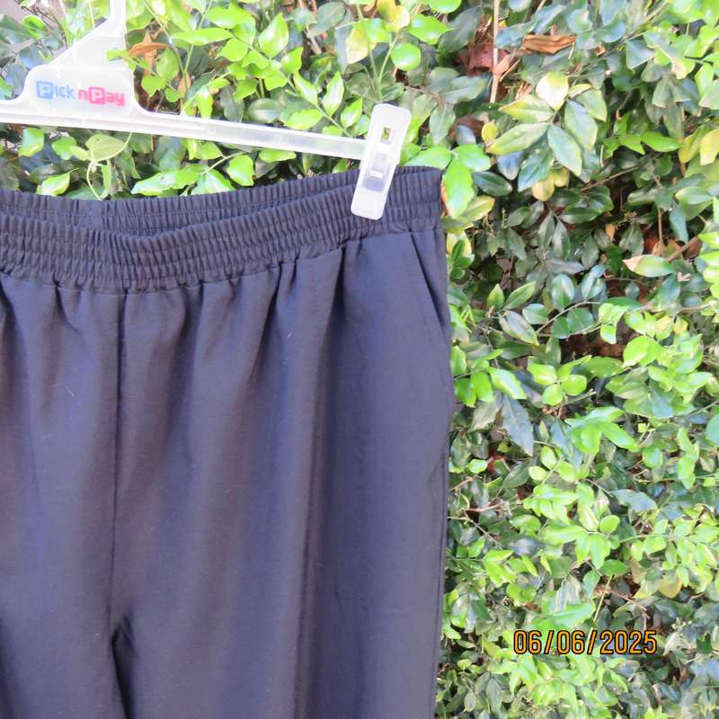 GINA at WORK dark navy pants size 44 in poly-viscose. Elastic waist