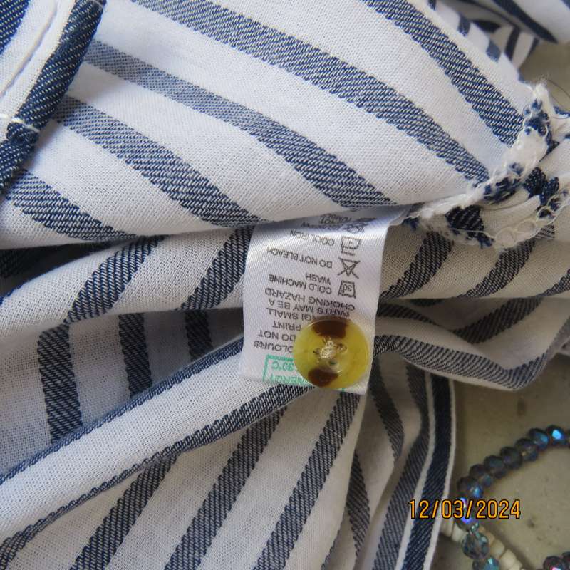 Casual long sleeve 100% cotton white and blue horizontal striped top. Button down-collar. Size 32.