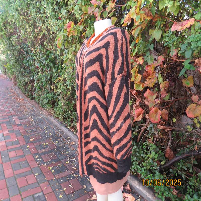 Warm extra long black-tan zig-zag style patterned acrylic knit jacket. Size 40.