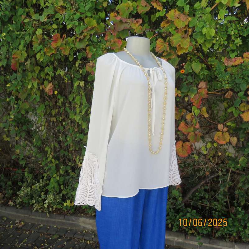 FASHION EXPRESS long raglan sleeve top in woven chiffon. Size 36-38. Lace sleeve cuffs.