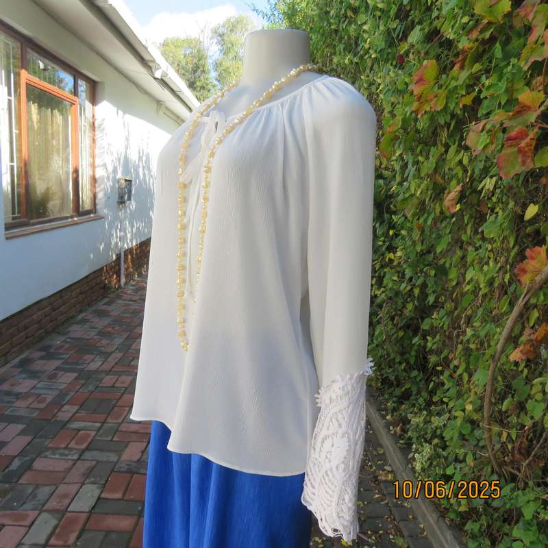 FASHION EXPRESS long raglan sleeve top in woven chiffon. Size 36-38. Lace sleeve cuffs.