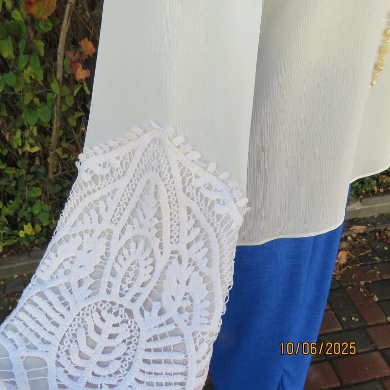 FASHION EXPRESS long raglan sleeve top in woven chiffon. Size 36-38. Lace sleeve cuffs.