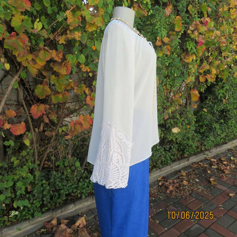 FASHION EXPRESS long raglan sleeve top in woven chiffon. Size 36-38. Lace sleeve cuffs.