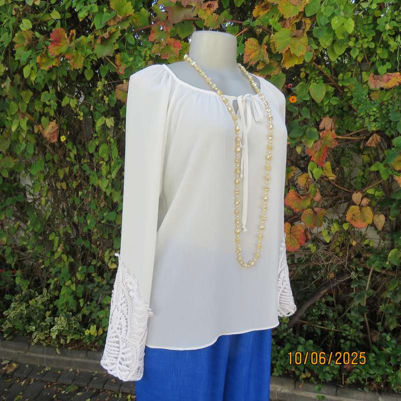 FASHION EXPRESS long raglan sleeve top in woven chiffon. Size 36-38. Lace sleeve cuffs.