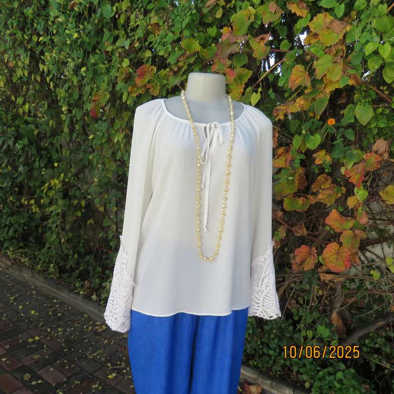 FASHION EXPRESS long raglan sleeve top in woven chiffon. Size 36-38. Lace sleeve cuffs.
