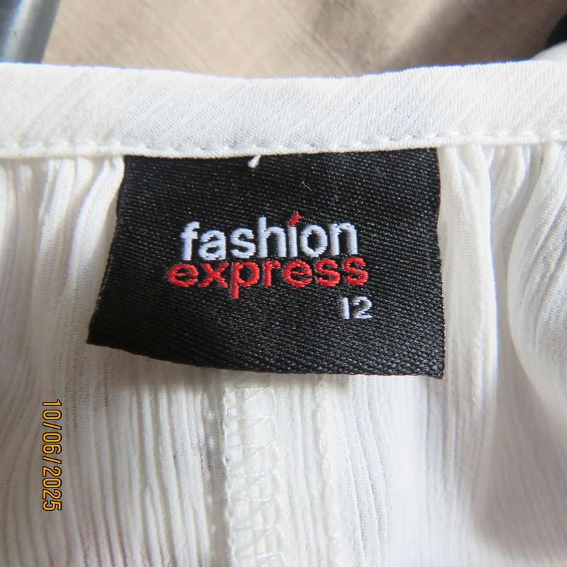 FASHION EXPRESS long raglan sleeve top in woven chiffon. Size 36-38. Lace sleeve cuffs.