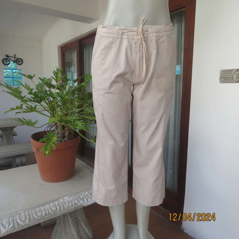 As new WOOLWORTHS ecru colour 100% cotton cropped pants. With pockets. Drawstring.Size 36.