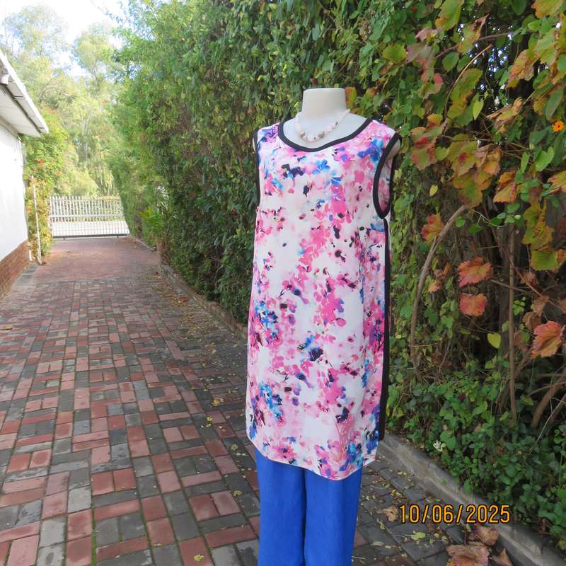 MILADYS poly-viscose stretch pink-blue-white floral long top size 38. Black side inlays.