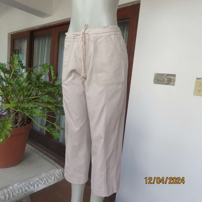 As new WOOLWORTHS ecru colour 100% cotton cropped pants. With pockets. Drawstring.Size 36.