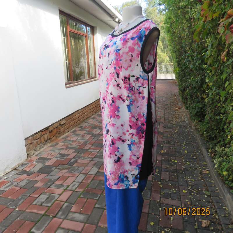 MILADYS poly-viscose stretch pink-blue-white floral long top size 38. Black side inlays.