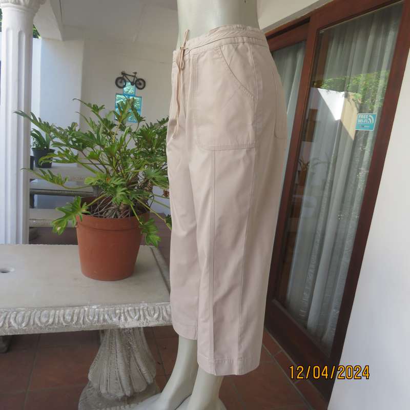 As new WOOLWORTHS ecru colour 100% cotton cropped pants. With pockets. Drawstring.Size 36.