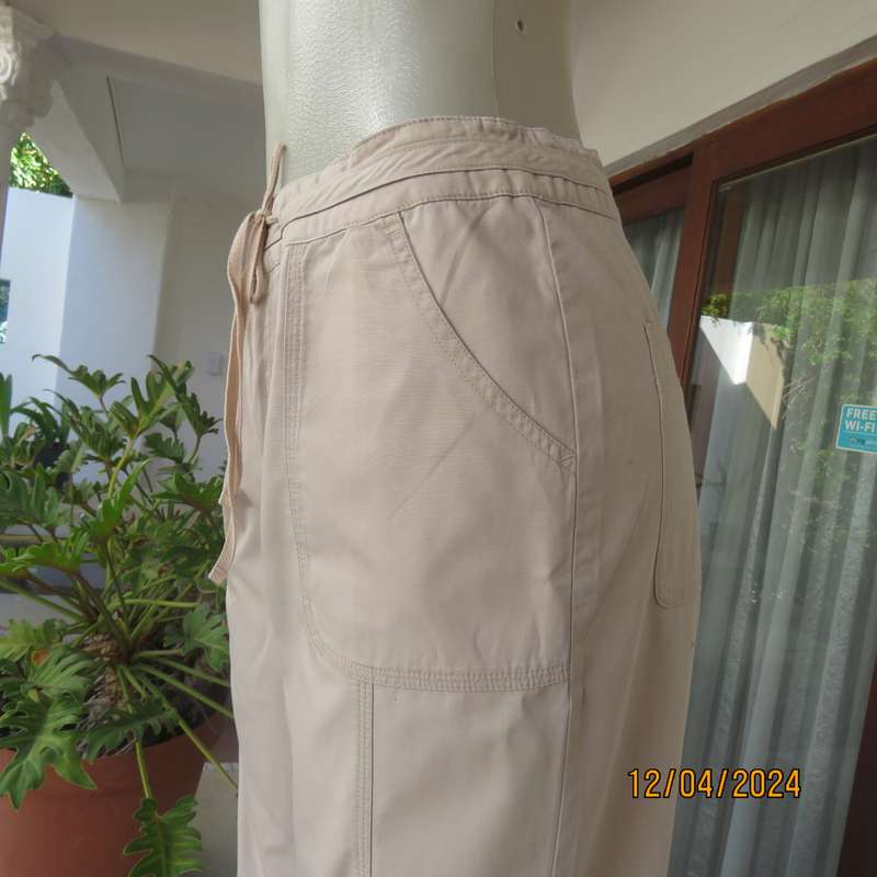 As new WOOLWORTHS ecru colour 100% cotton cropped pants. With pockets. Drawstring.Size 36.