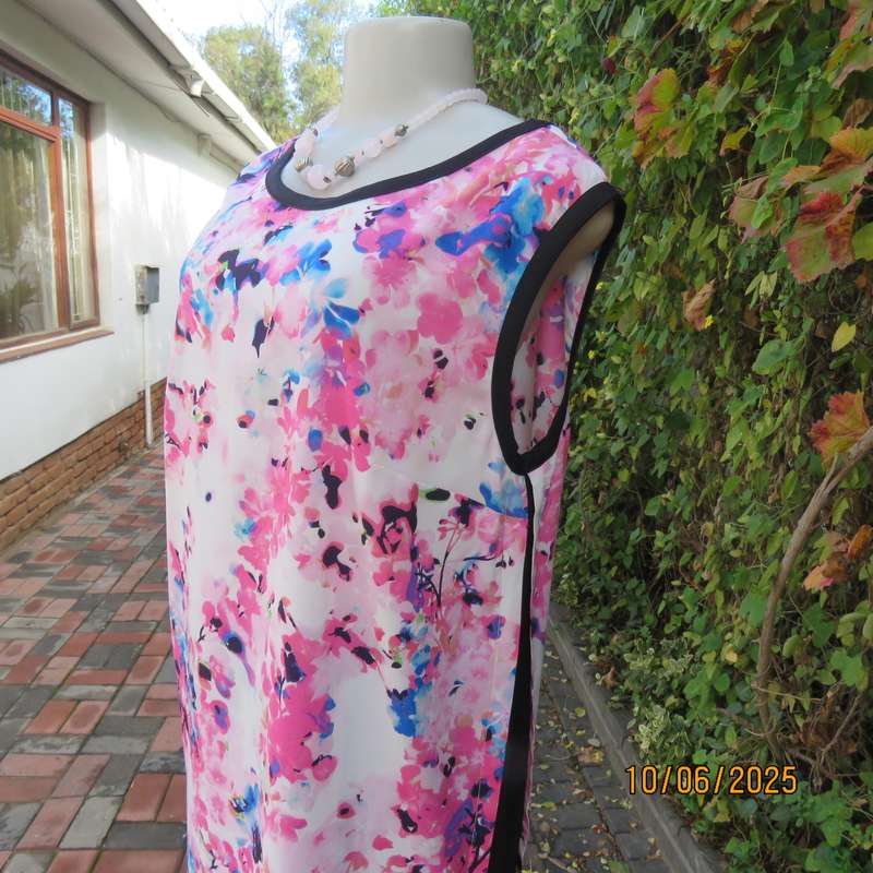 MILADYS poly-viscose stretch pink-blue-white floral long top size 38. Black side inlays.