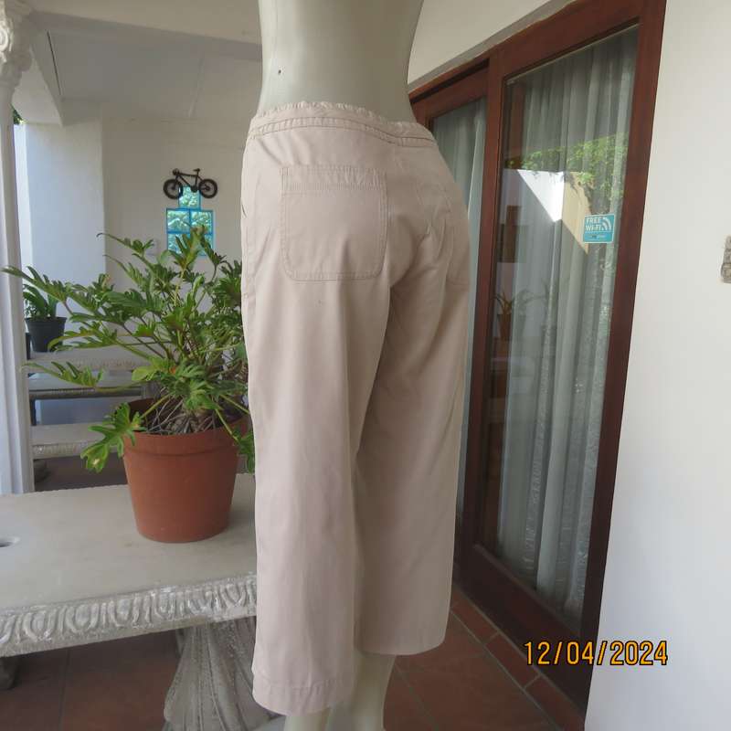 As new WOOLWORTHS ecru colour 100% cotton cropped pants. With pockets. Drawstring.Size 36.