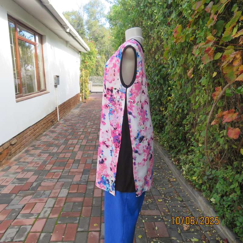 MILADYS poly-viscose stretch pink-blue-white floral long top size 38. Black side inlays.