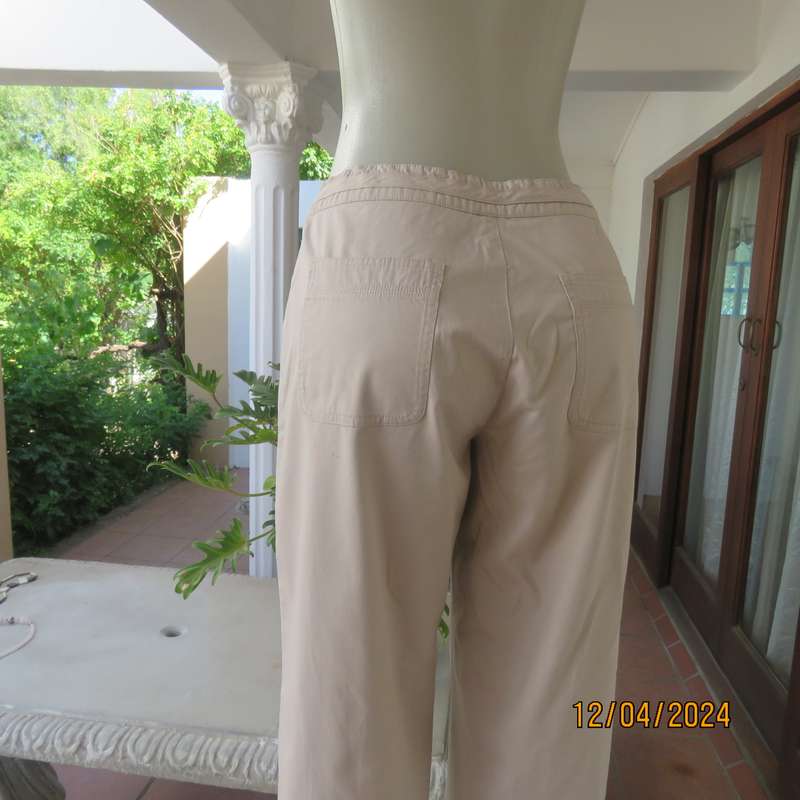 As new WOOLWORTHS ecru colour 100% cotton cropped pants. With pockets. Drawstring.Size 36.