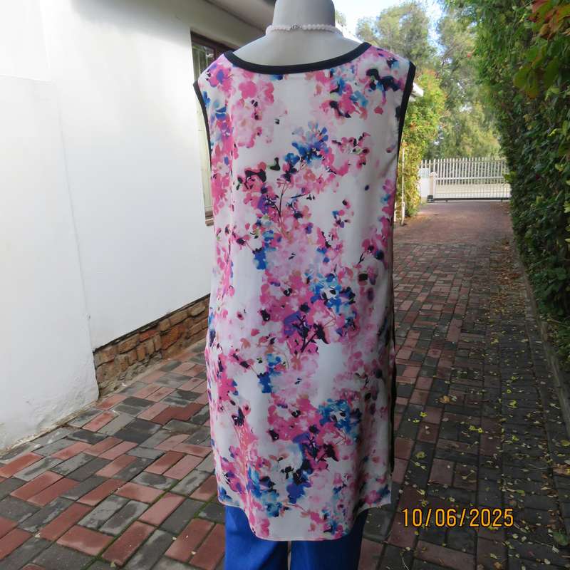 MILADYS poly-viscose stretch pink-blue-white floral long top size 38. Black side inlays.