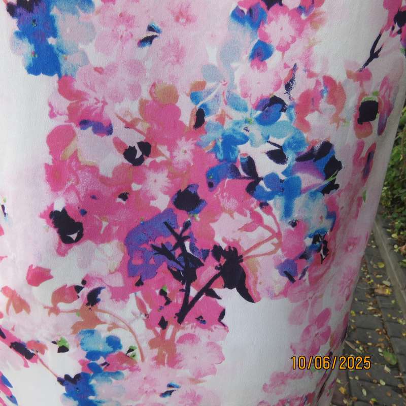 MILADYS poly-viscose stretch pink-blue-white floral long top size 38. Black side inlays.