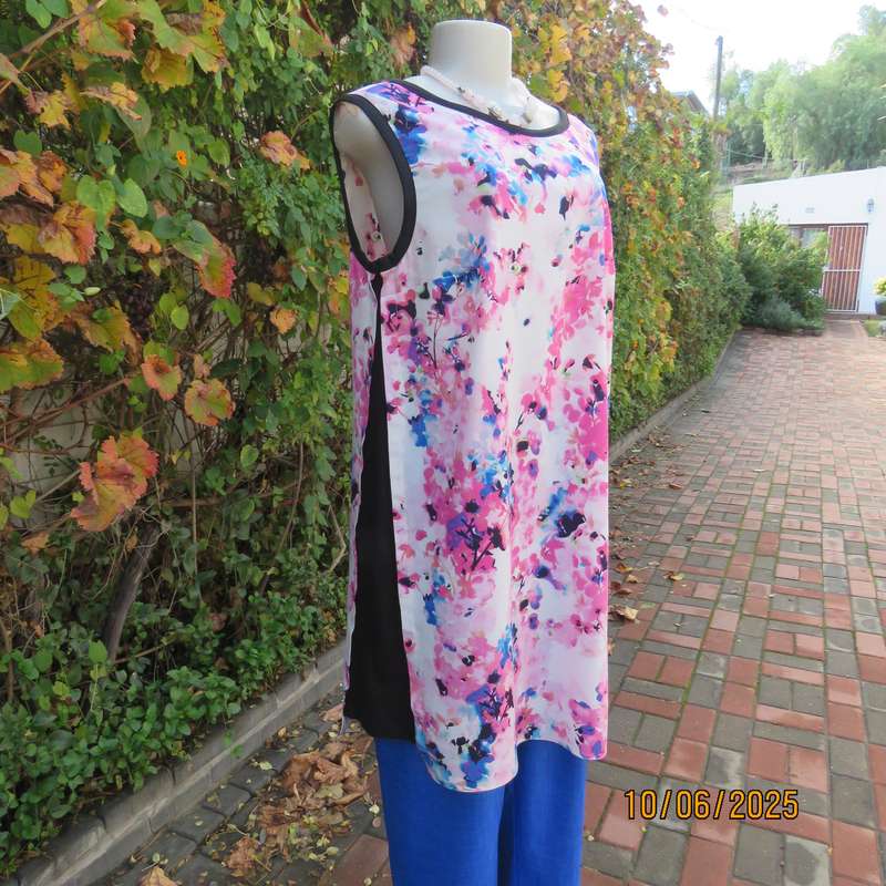 MILADYS poly-viscose stretch pink-blue-white floral long top size 38. Black side inlays.