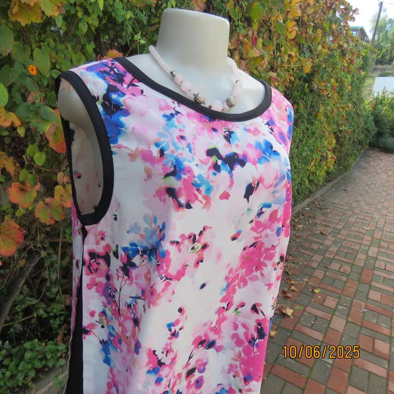 MILADYS poly-viscose stretch pink-blue-white floral long top size 38. Black side inlays.