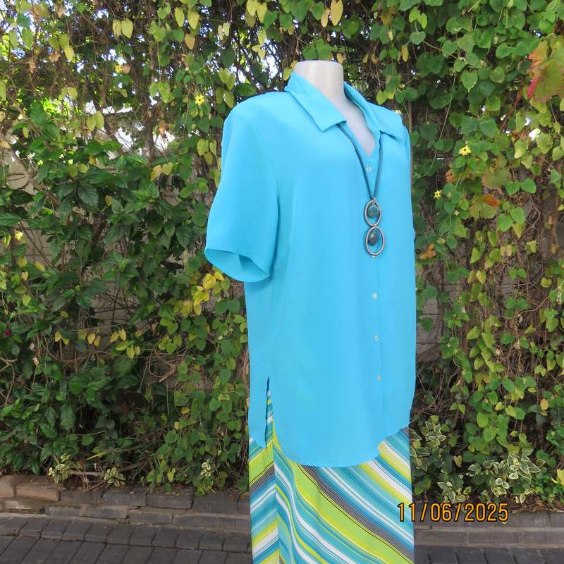 TOGETHER light turquoise short sleeve silky polyester open v collar top. Size 40.