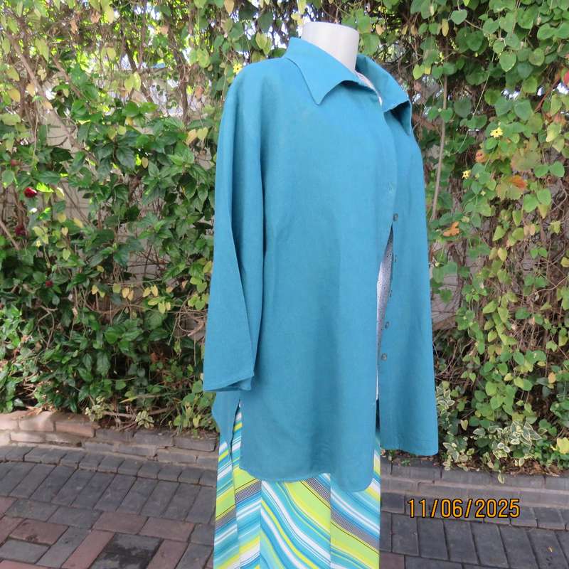 Teal colour linen-viscose blend button down top. Open collar. Size 48. Used.