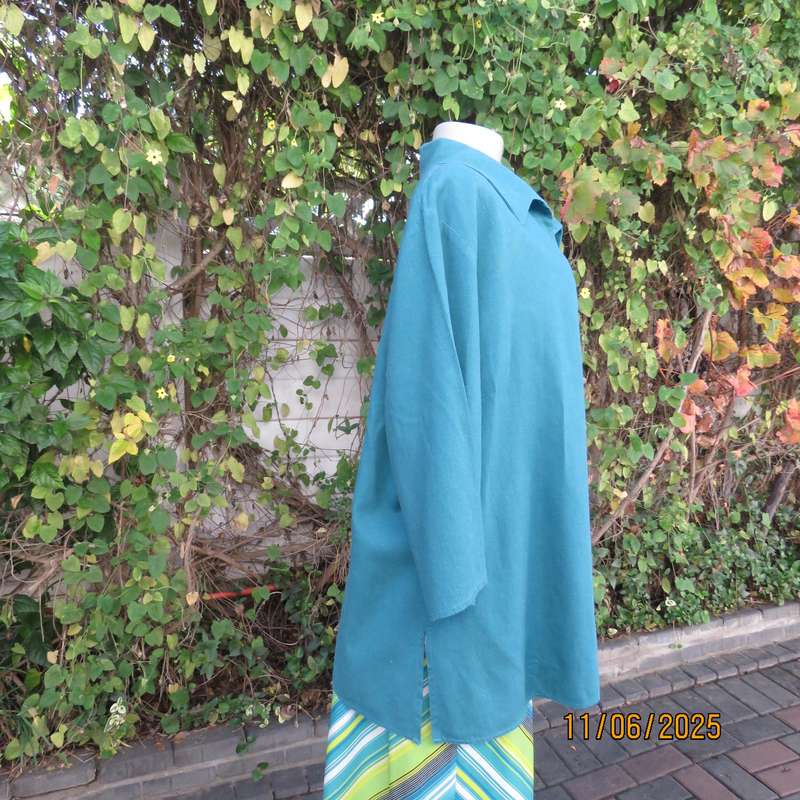 Teal colour linen-viscose blend button down top. Open collar. Size 48. Used.