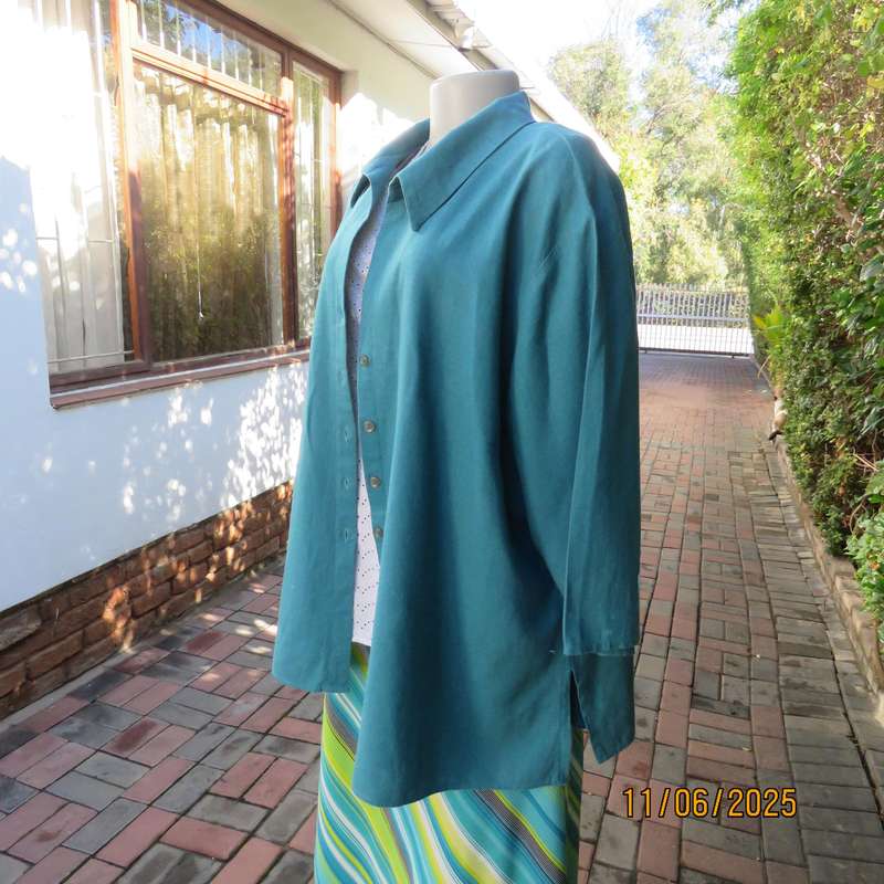 Teal colour linen-viscose blend button down top. Open collar. Size 48. Used.