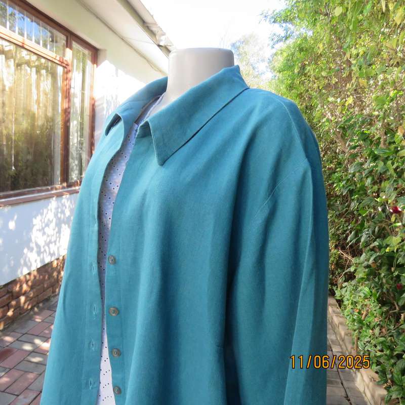 Teal colour linen-viscose blend button down top. Open collar. Size 48. Used.