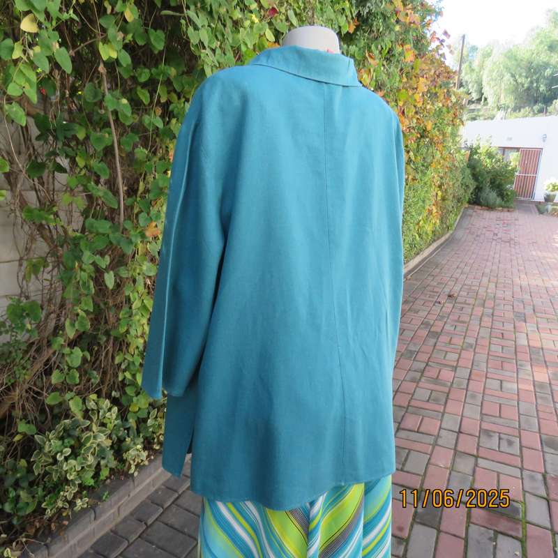 Teal colour linen-viscose blend button down top. Open collar. Size 48. Used.