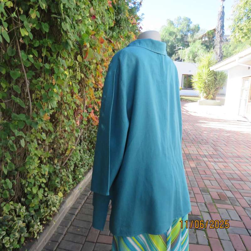Teal colour linen-viscose blend button down top. Open collar. Size 48. Used.
